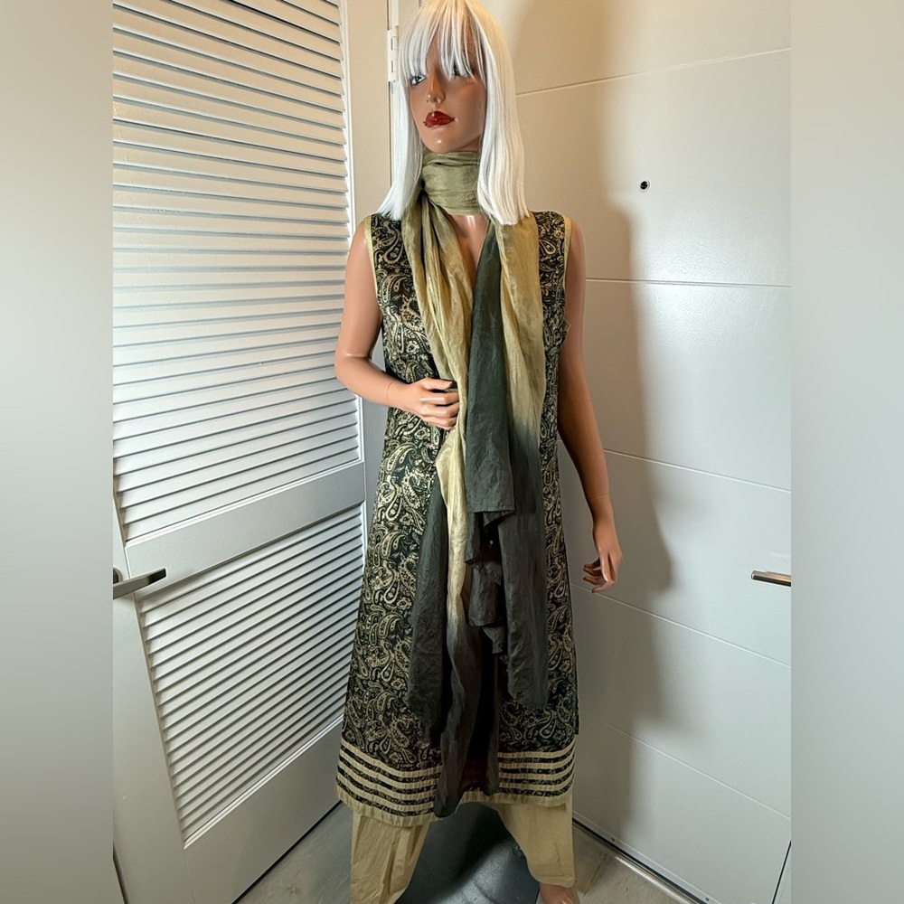 Elegant Black and Gold Paisley Kurta Set.